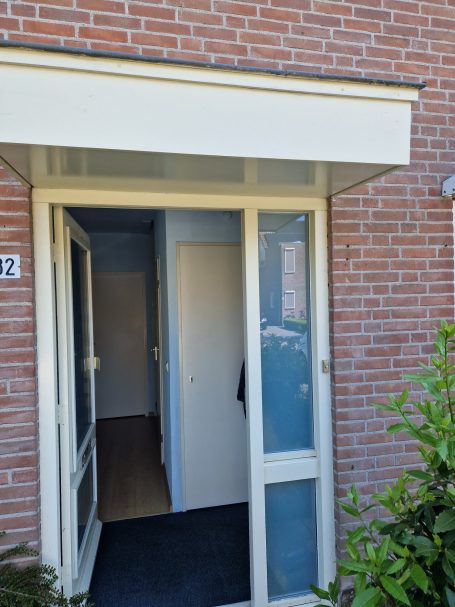 Geschilderde kozijnen en deur